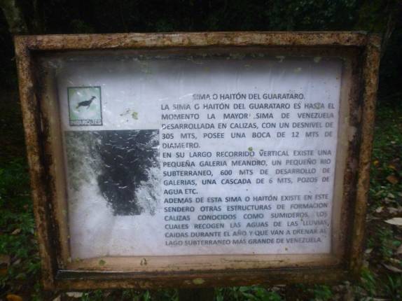 Painel informativo sobre o Haitón de Guarataro, com mais de 300 metros de profundidade, na Sierra de San Luis, região de Coro, no noroeste da Venezuela